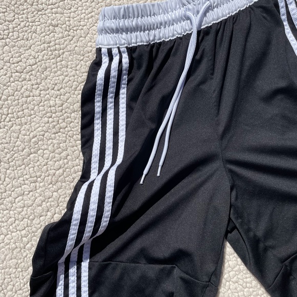 ❣️❤️ Adidas Basketball Shorts Small ❤️❣️ - Picture 2 of 5